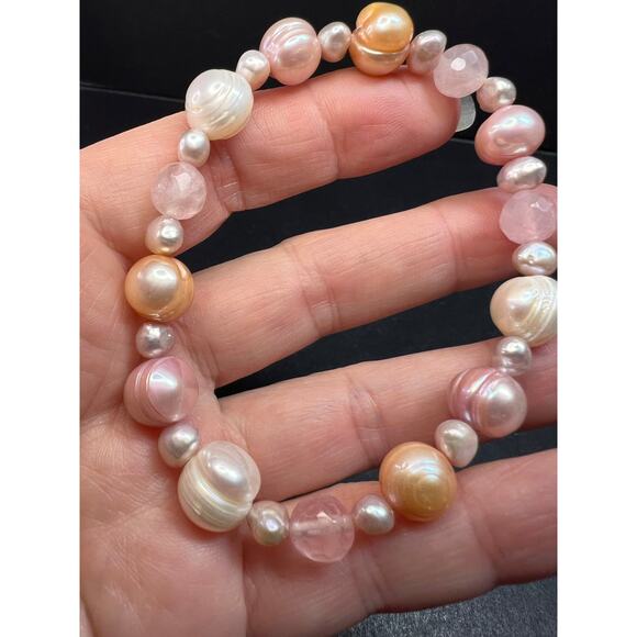 Freshwater pearl and rose quartz stretch bracelet - Picture 3 of 9